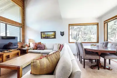 Image de Rustic, Quiet Location. Near Biking Trails & Lakes Basin. Hot Tub On-site!