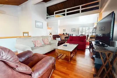 Image de Pet-Friendly, Centrally Located in Town! Private Washer/Dryer. Pool On-site