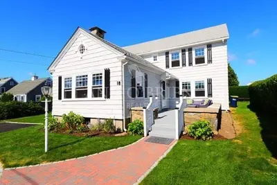 Image de Beautifully remodeled home in Bonnet Shores (Cliff Area) - Narragansett Ri