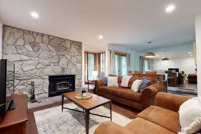 Image de Pet Friendly & Updated, Private Gas Grill, Located in the Quiet Meadow Area