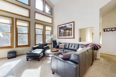 Image de Pet-Friendly, Updated, Modern. 2 Primary Suites, Gas Grill, Relaxing Location