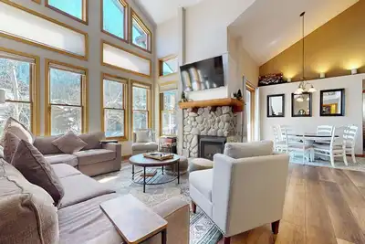 Image de Upgraded, Balcony & Great Views, Washer/Dryer. Near Golf Course, Quiet Area