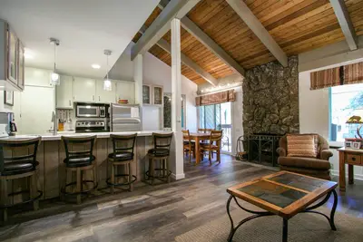 Image de Rustic & Spacious, Centrally Located. On-site Pool, Hot Tub & Tennis Courts