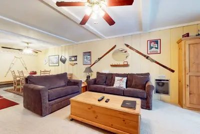 Image de Bright, Quaint, Located on Shuttle Route, Summer Pool & Tennis Courts On-site