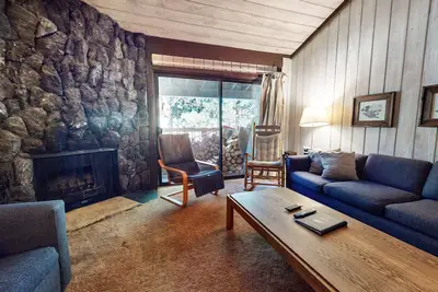 Image de Fully renovated, spacious floorplan, Summer Pool & Tennis Courts On-site