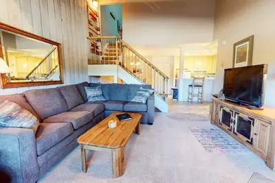 Image de Rustic, Private Balcony, Mountain Views, Summer Pool & Tennis Courts On-site