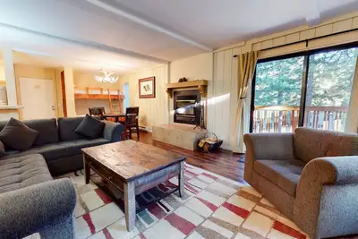 Image de Relaxing Large Unit, Balcony. Pool, Sauna & Tennis Court, etc. On-site