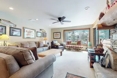 Image de Remodeled Cabin, Balcony. Near Walking Trails. Pool & Tennis Courts On-site