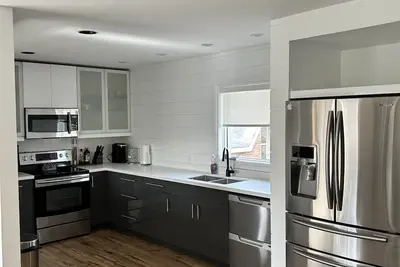 Image de A gorgeous Coach House located in Downtown Collingwood close to Blue Mountain