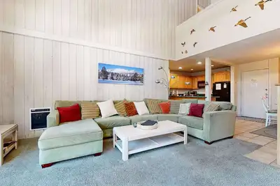 Image de Bright & Spacious. Near Mountain Biking Trails, Pool & Hot Tub, etc. On-site