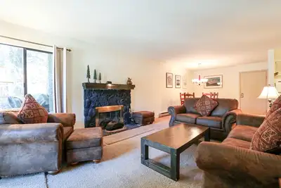 Image de Bright Spacious. Balcony, Golf Course Views! Pool On-site, Near Town Shuttle