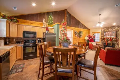 Image de Walk-in Christmas Cabin - Just off of Hwy 76! Minutes from Shows!