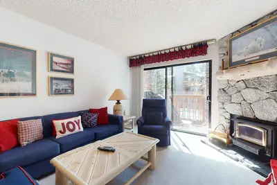 Image de Pet-Friendly Bright Corner Unit, Overlooking the Pool. Tennis Courts On-site