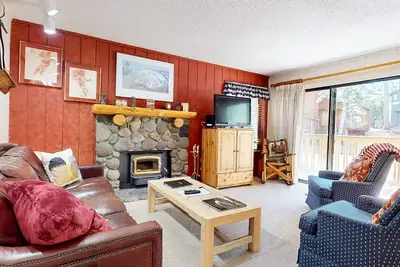 Image de Pet-Friendly, Bright & Rustic, Balcony. On Shuttle Route, Complex Pool