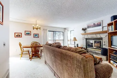 Image de Bright Homey Condo with Balcony. On Shuttle Route, Great Complex Amenities