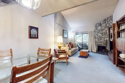 Image de Quaint & Spacious. Balcony, On Shuttle Route, Pool & Tennis Courts On-site