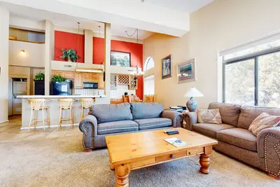 Image de Large & Bright, Washer/Dryer & Gas Grill. Pool On-site, Near the Lakes Basin