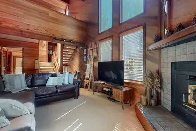 Image de Pet-Friendly, Rustic, Large Balcony. Gas Grill. Pool & Tennis Courts On-site
