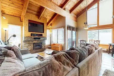 Image de Spacious & Updated. Right Across from The Village, Private Balcony, Gas Grill