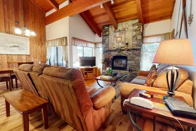 Image de Large Condo, Rustic Décor & Private Balcony. Right Across from The Village