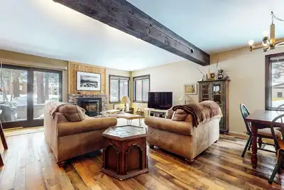 Image de Spacious Cabin, Rustic Décor. Near Restaurants. Pool & Tennis Court On-site