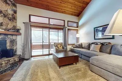 Image de Upgraded Home in the Heart of Town, Washer/Dryer. Pool & Hot Tub On-site