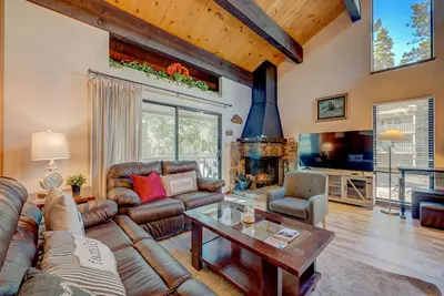 Image de Rustic Kingswood Village getaway w/ shared pool, patio, & wood-burning fireplace