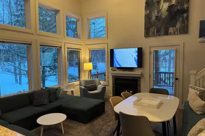 Image de Freshly updated Luxury condo at Boyne Mountain Disciples Village. 616-822-4979