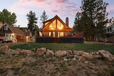 Image de 3 Cubs Lakefront Cabin - Lakefront, Dock, Hot Tub, Foosball, Ping Pong, Lake View