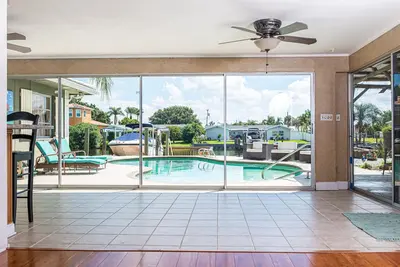 Image de Waterfront home with private pool, high-speed WiFi, central Ac, & washer\/dryer