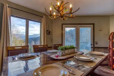 Image de Tree Tops by HoneyBearCabins 3/3. 5 Sleeps 10