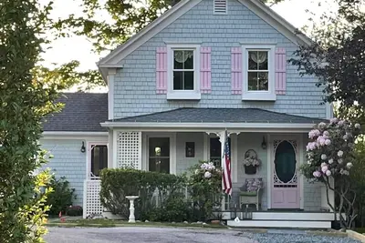 Image de Island Jewel, pristine historic cottage, close to Old Harbor, 3 bed\/1. 5 bath