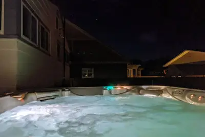 Image de Downtown cozy retreat with Hot Tub, Fireplace, Ev Charger, and Spacious Yard.