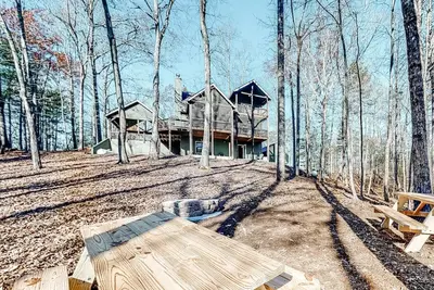 Image de Elegant Cabin with Soaring Ceilings, Stone Fireplace, Free WiFi, and Central Ac