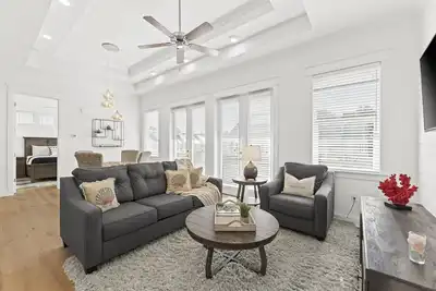 Image de Custom townhome nestled in an urbanist's paradise! Walk to The Big Chill!