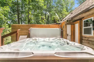 Image de lake house, with hot tub, relaxing getaway on the lake, your home away from home