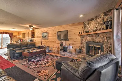 Image de Downtown Red River Retreat w/ Mtn Views + Yard