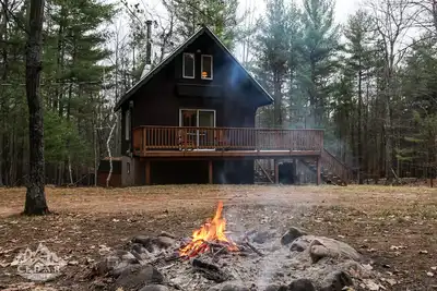 Image de Cozy Cedar Chalet in the heart of the Adk's. Dog Friendly.