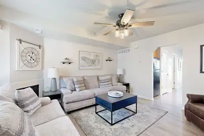 Image de Comfortable lake-view getaway with central Ac, WiFi, pool & hot tub