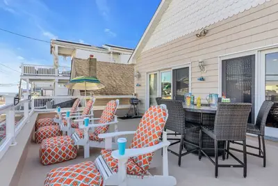 Image de Trendy fun 6 Br 4 bath home 100 steps to beach & 10 min walk to bay - 5000 sq f
