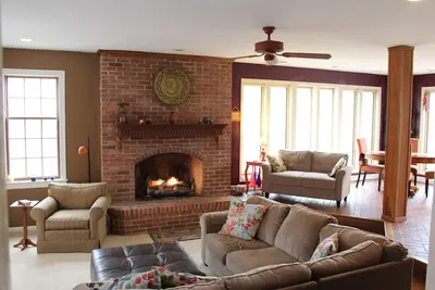 Image de 5 minutes from Notre Dame - Spacious 4 Bedroom Home