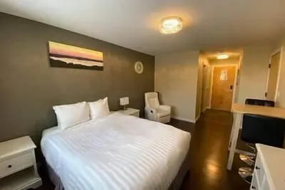 Image de Walk to Ski Hills / Private Suite / Hot Tub