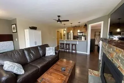 Image de Impressive Ski Hill View Ski hill Condo.