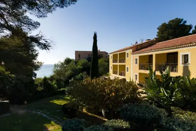 Image de Appartement Ă Saint-Tropez avec plage