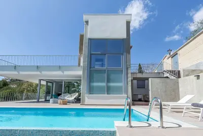 Image de Villa design ultra-moderne avec piscine privée chauffée