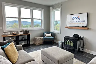 Image de Blue Horizon by Carolina Mornings | Stove, Fire Pit, Mtn Views⛰️+Biltmore Pass