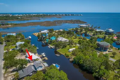Image de Big Canal-front house, kayaks, canoes, game room, fish right from the dock.