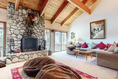 Image de 5-Star Luxury Home. Across from The Village. Gas Grill, Game Room, Wash/Dryer