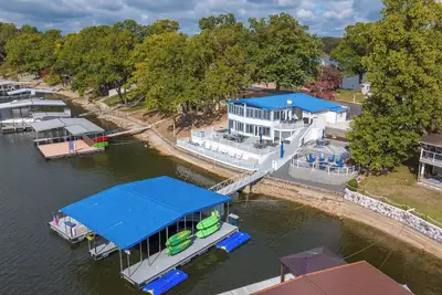Image de Luxury Waterfront Home In Heart of Loto, flat lot. No wake cove Mm 21.