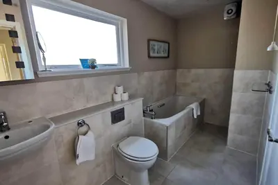 Image de A delightful two bedroom cottage with private hot tub on a farm estate in Perth.